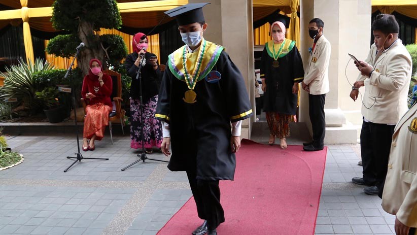 Ratusan Lulusan UWKS Ikuti Wisuda secara Drive Thru - Bagian 5