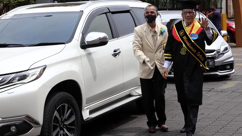 Ratusan Lulusan UWKS Ikuti Wisuda secara Drive Thru - Bagian 2