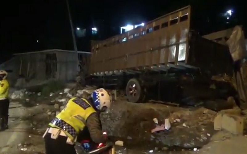 Diduga Rem Blong, Truk Tabrak Warung di Turunan Nagrek
