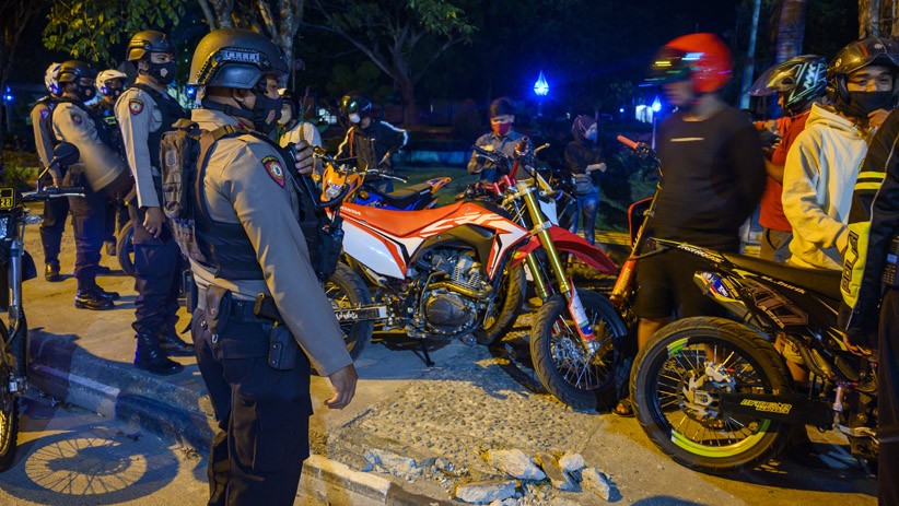 Komuntitas Motor Dibubarkan Polisi saat Berkerumun di Palu - Bagian 2