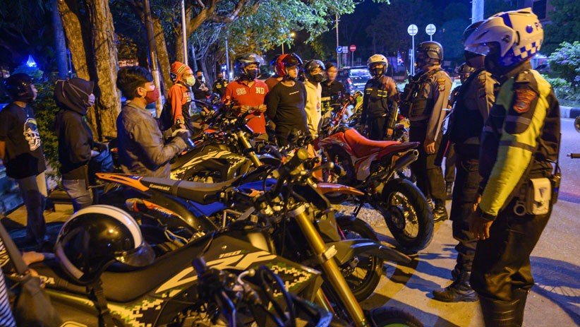 Komuntitas Motor Dibubarkan Polisi saat Berkerumun di Palu - Bagian 1