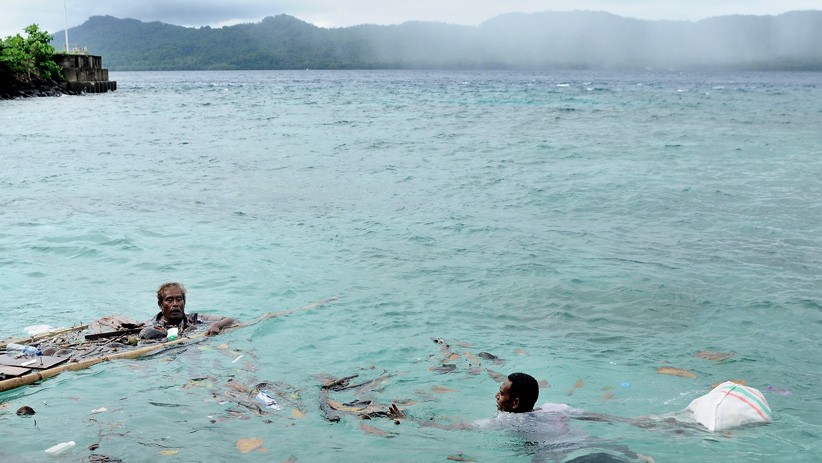 Keindahan Pantai Melonguane Talaud Tercemar Sampah - Bagian 2