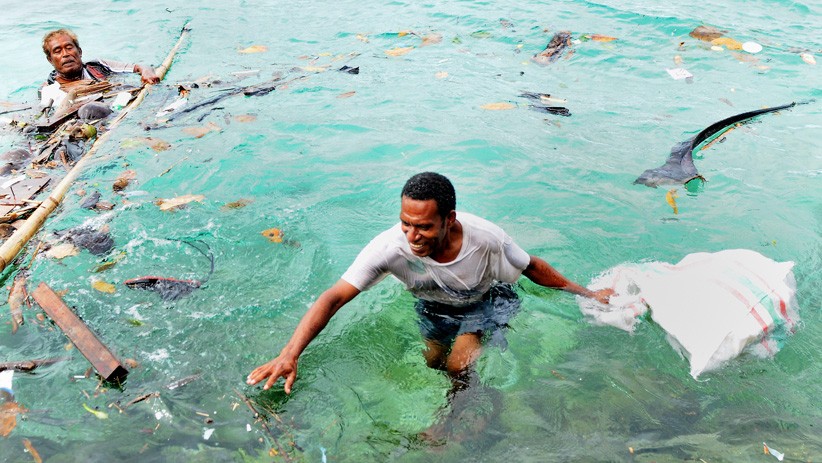 Keindahan Pantai Melonguane Talaud Tercemar Sampah - Bagian 1