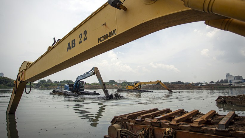 Antisipasi Banjir Jakarta, Endapan Lumpur Waduk Ria Rio Dikeruk - Bagian 1