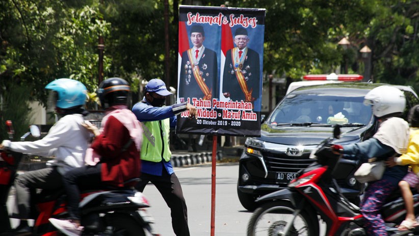 Apresiasi Kinerja Jokowi-Ma'ruf Amin, Relawan Pajang Foto Sambil Atur Lalu Lintas - Bagian 1