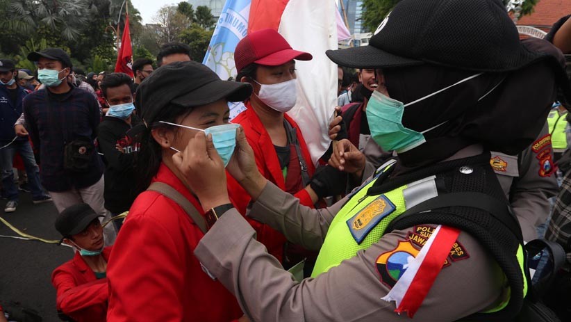 Polisi Bagi-Bagi Masker kepada Massa Aksi Tolak Omnibus Law - Bagian 2
