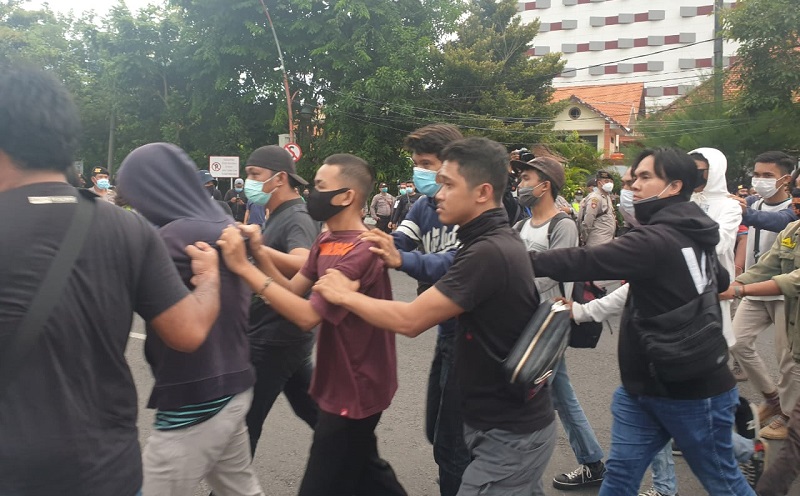 Tangkap 169 Pendemo Omnibus Law, Polisi Temukan Bom Molotov hingga Miras