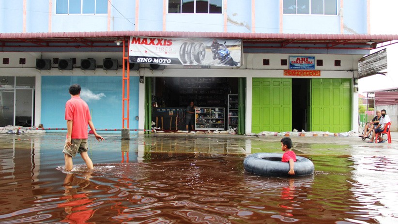 Banjir 3 Hari, Aktivitas Perdagangan Kota Dumai Terganggu - Bagian 1