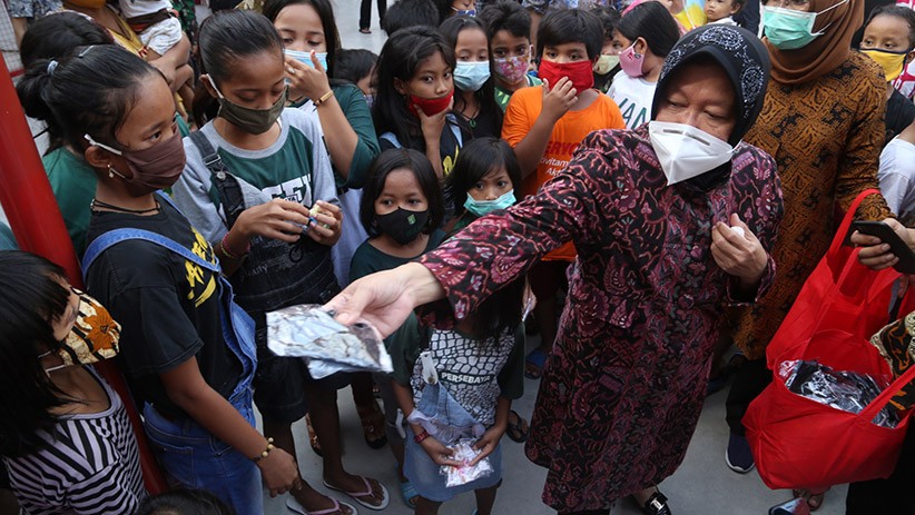 Momen Wali Kota Risma Bagi-Bagi Masker kepada Warga Surabaya - Bagian 1