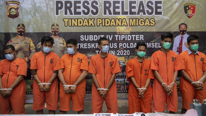 Polda Sumsel Amankan 70 Ton Minyak Ilegal - Bagian 3