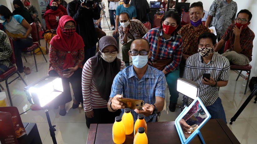 Fotografer Senior Jawa Timur Ini Bagikan Ilmu Memotret Produk kepada Pelaku UMKM - Bagian 1