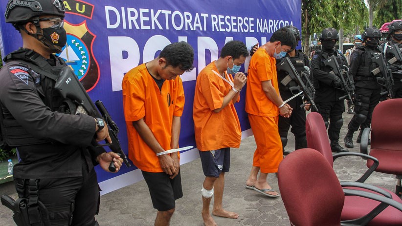 Oknum Perwira Polisi Jadi Kurir 16 Kg Sabu, Ini Barang Buktinya - Bagian 2