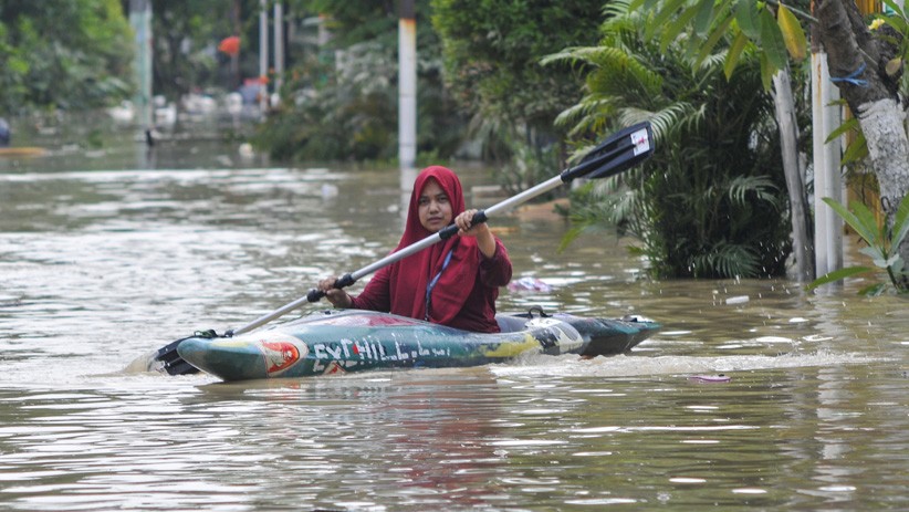 Banjir di Jatirasa Bekasi, Akses Masuk Permukiman Pakai Perahu - Bagian 1