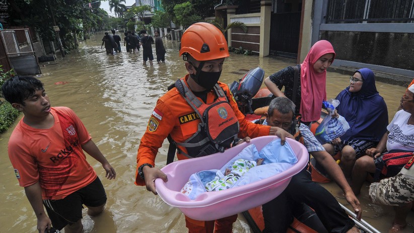 Banjir di Jatirasa Bekasi, Akses Masuk Permukiman Pakai Perahu - Bagian 2