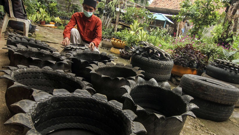 Limbah Ban Bekas Disulap Jadi Pot Tanaman, Dijual hingga Rp100.000 - Bagian 2