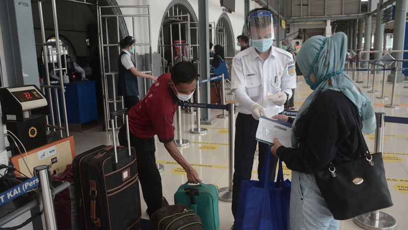Jumlah Penumpang Kereta Stasiun Senen Meningkat - Bagian 5
