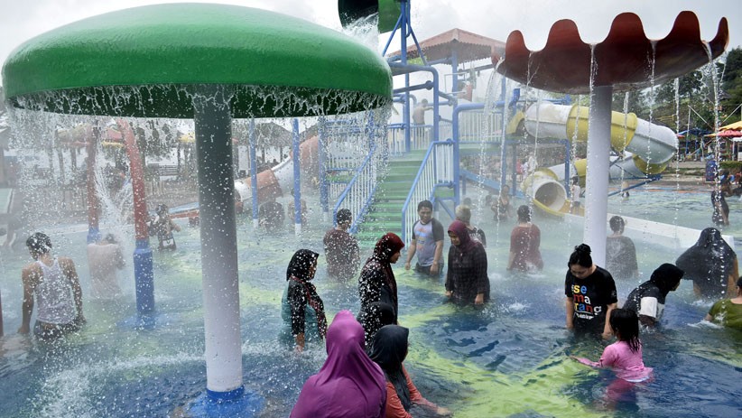 Kolam Pemandian Air Panas Darajat Pass Garut Dipenuhi Wisatawan - Bagian 1