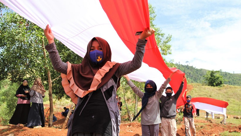 150 Pemuda Bentangkan Bendera Merah Putih Sepanjang 200 M di Gunung Ahuawali - Bagian 1