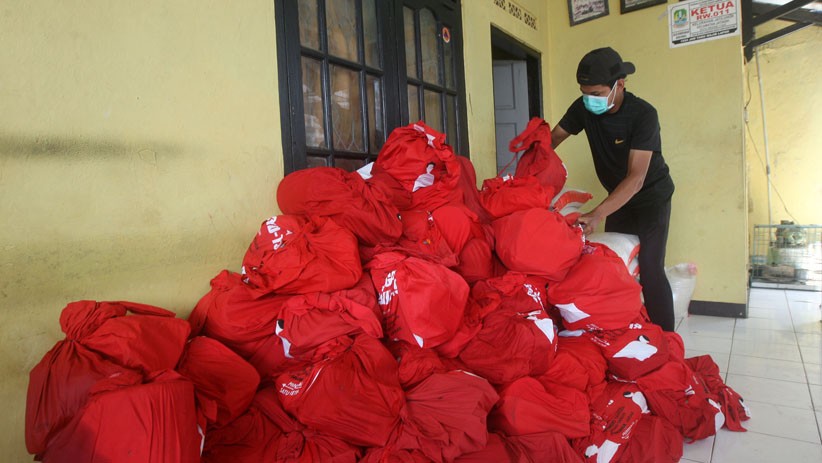 Warga Bekasi Dapat Bansos Tahap 11 dari Presiden Jokowi - Bagian 4