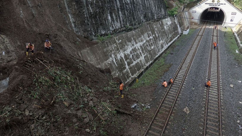 Longsor Timbun Jalur Rel di Banyumas, Perjalanan Kereta Api Terganggu - Bagian 1