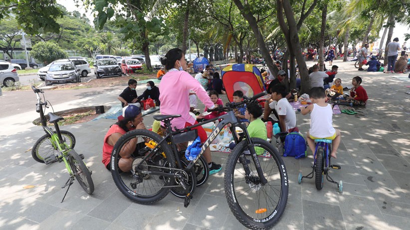 Pantai Ancol Dipadati Wisatawan Menikmati Libur Panjang - Bagian 4
