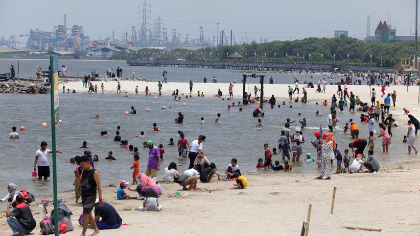 Pantai Ancol Dipadati Wisatawan Menikmati Libur Panjang - Bagian 1