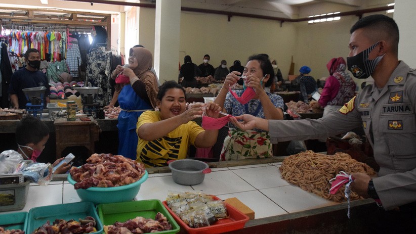 Taruna Akpol Bagi-Bagi Masker kepada Pedagang Pasar Rasamala Semarang - Bagian 2