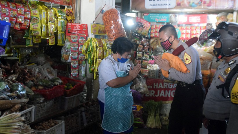 Taruna Akpol Bagi-Bagi Masker kepada Pedagang Pasar Rasamala Semarang - Bagian 4