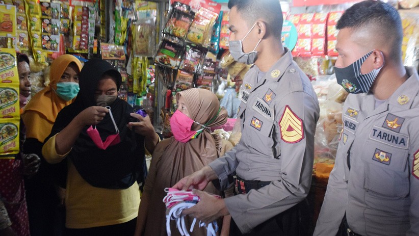 Taruna Akpol Bagi-Bagi Masker kepada Pedagang Pasar Rasamala Semarang - Bagian 1