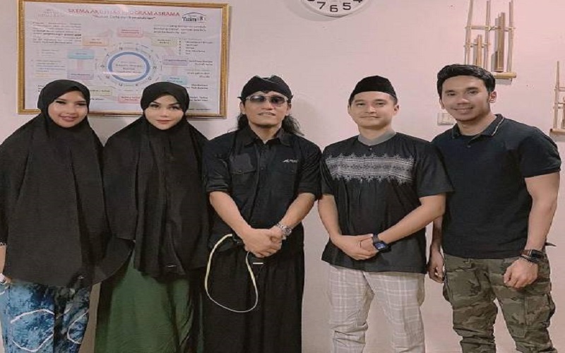 DJ Katty Rayakan Ultah dengan Menjadi Mualaf  