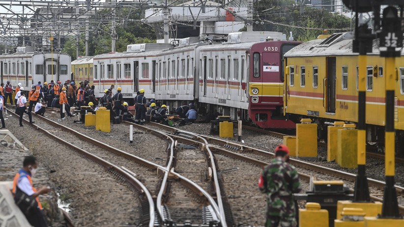 KRL Bekasi - Jakarta Kota Anjlok di Kampung Bandan - Bagian 1