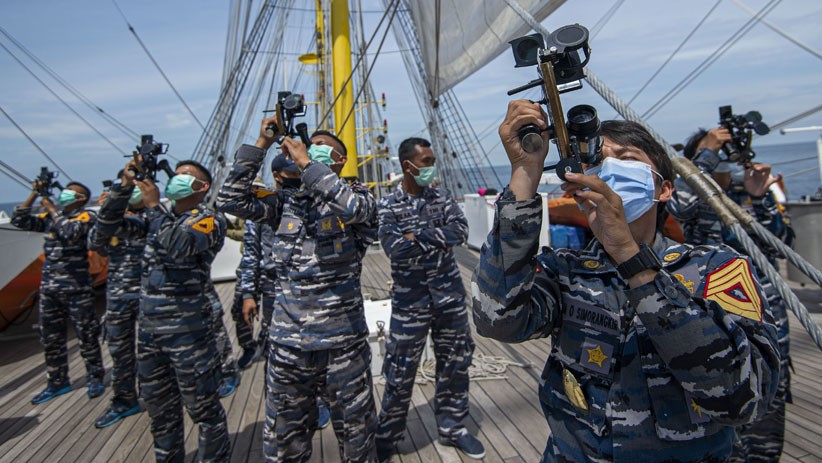 Taruna AAL Latihan Navigasi Astronomi di Atas KRI Bima Suci - Bagian 2