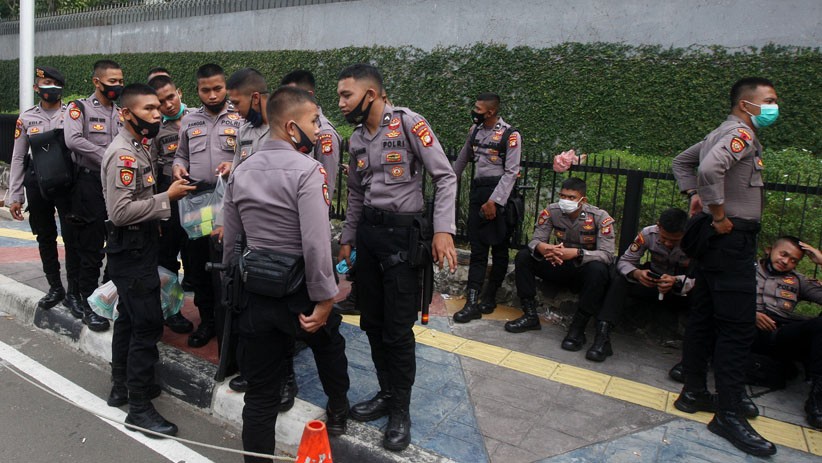 Kedubes Prancis Dijaga Ketat, Kawat Berduri Dipasang Polisi - Bagian 4
