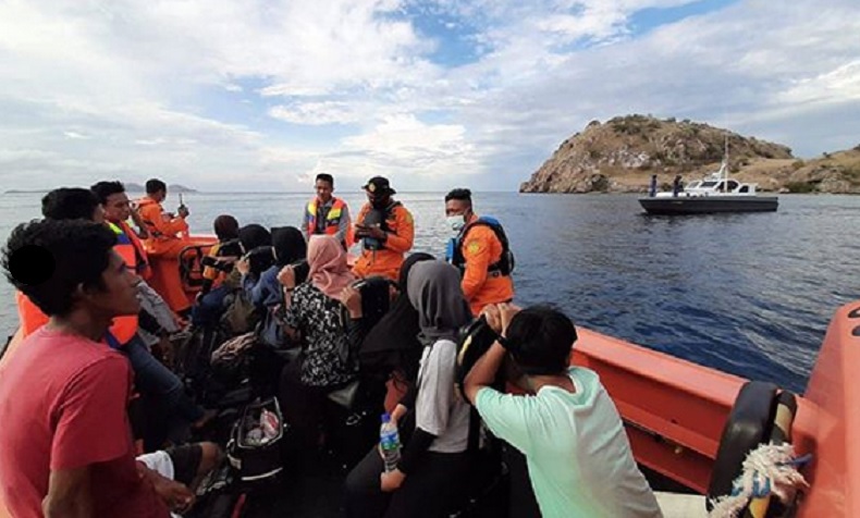 Tim SAR Selamatkan Wisatawan Labuan Bajo Terombang-Ambing di Laut