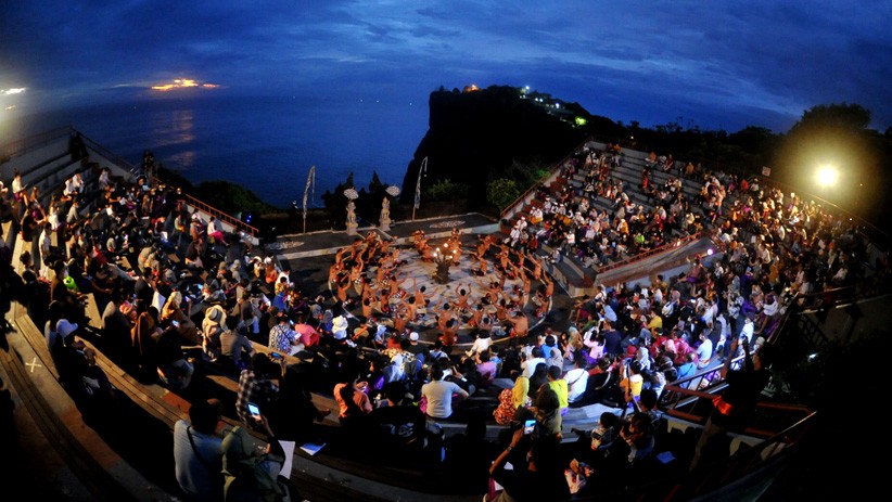 Penampilan Tari Kecak Uluwatu Memukau Wisatawan - Bagian 1