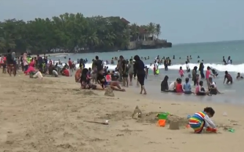 Sempat Sepi, Pantai Anyer Justru Dipadati Pengunjung di Hari Terakhir Libur Panjang