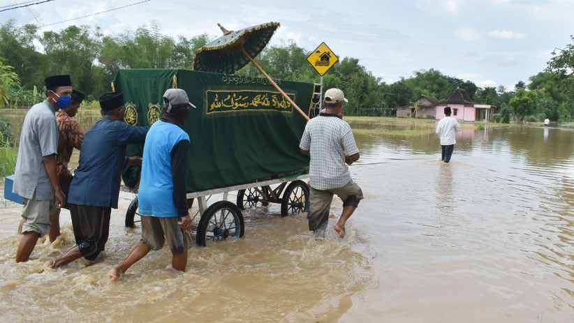Banjir Rendam Jalan dan Ratusan Hektare Sawah di Ngawi - Bagian 1