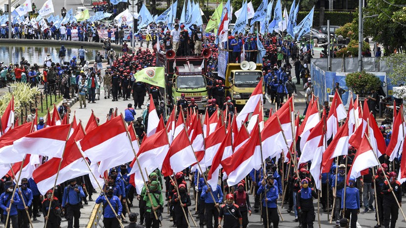 Ribuan Buruh Bawa Bendera Merah Putih Tuntut Pemerintah Cabut UU Cipta Kerja - Bagian 3