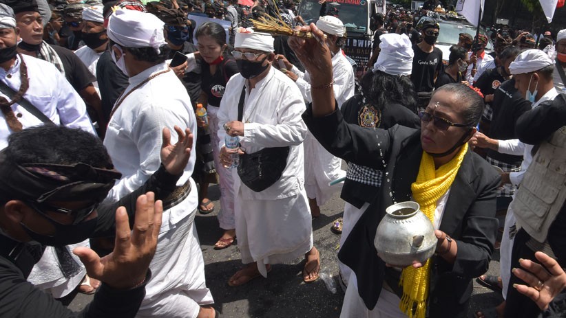 Kontroversi Seks Bebas Pakai Kondom, Arya Wedakarna Dikecam Masyarakat Bali - Bagian 2