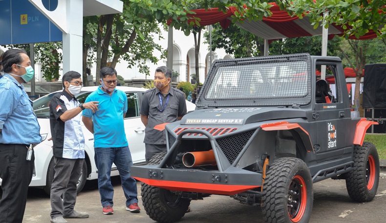 Itenas Bandung Pamerkan Mobil Listrik Tempur Sergap Senyap