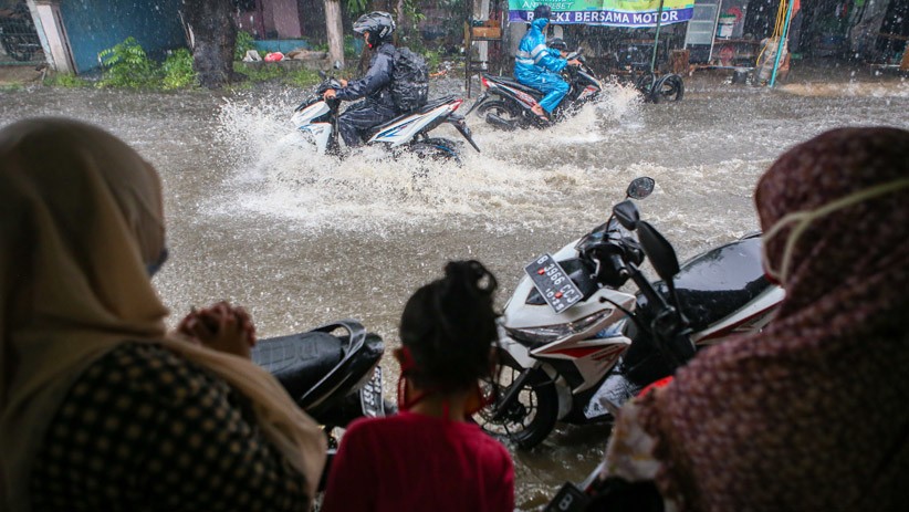 Drainase Buruk, Kawasan Kelapa Dua Tangerang Tergenang Air 60 Cm - Bagian 2