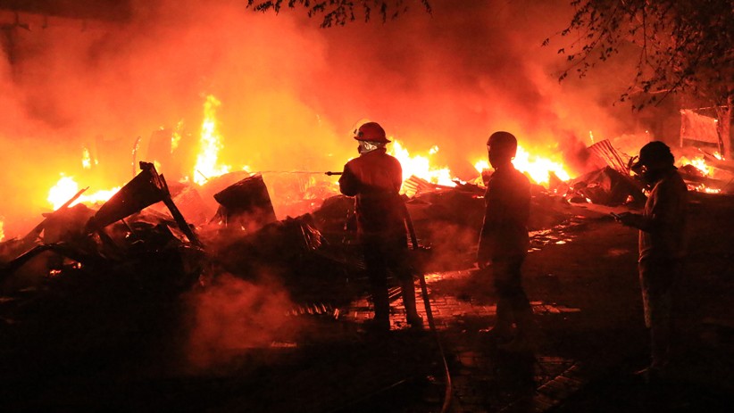 82 Lapak Pedagang Pasar Loak Karang Ketug Pasuruan Ludes Terbakar - Bagian 1