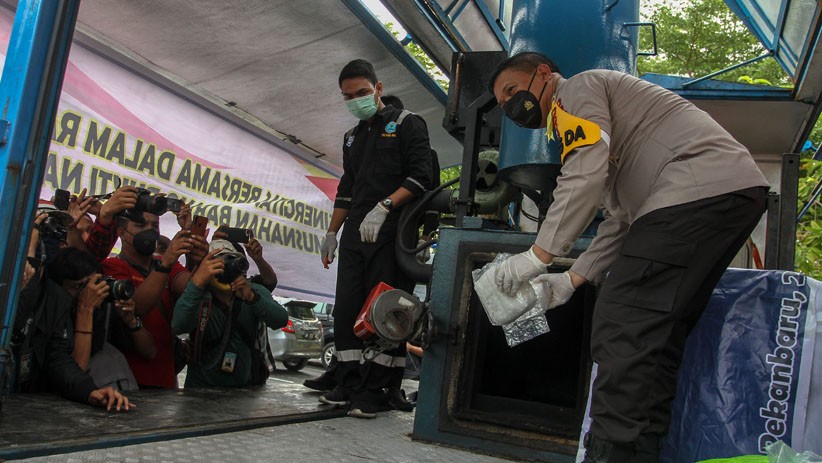 Polda Riau Musnahkan 122,38 Kg Sabu dan 10.000 Pil Ekstasi - Bagian 2