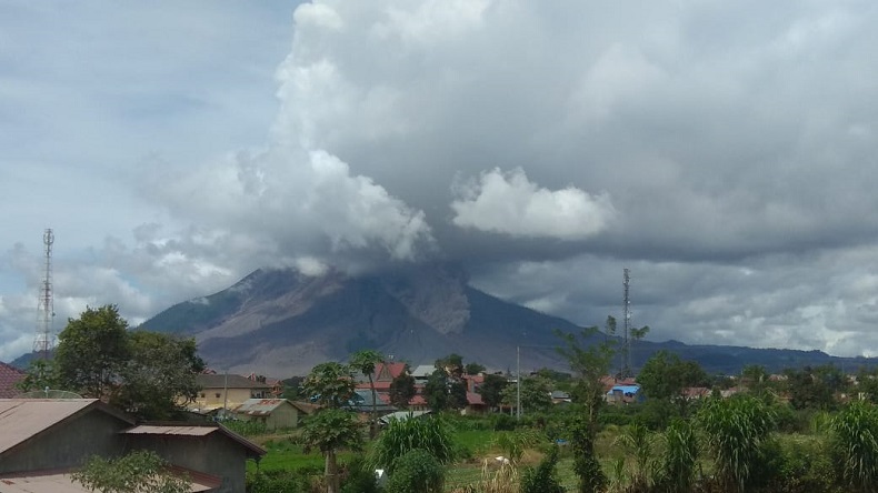 Erupsi Gunung Sinabung Luncurkan Guguran Awan Panas Sejauh 2.000 Meter