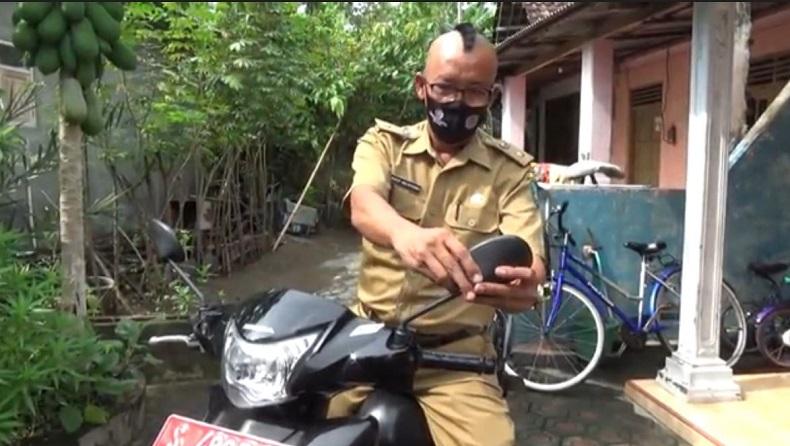 Punya Potongan Rambut Unik, Kepala Desa di Jombang Ini Viral