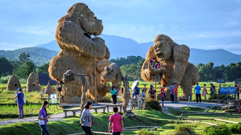 Penampakan Gorila Raksasa di Tepi Danau Chiang Mai Thailand - Bagian 1