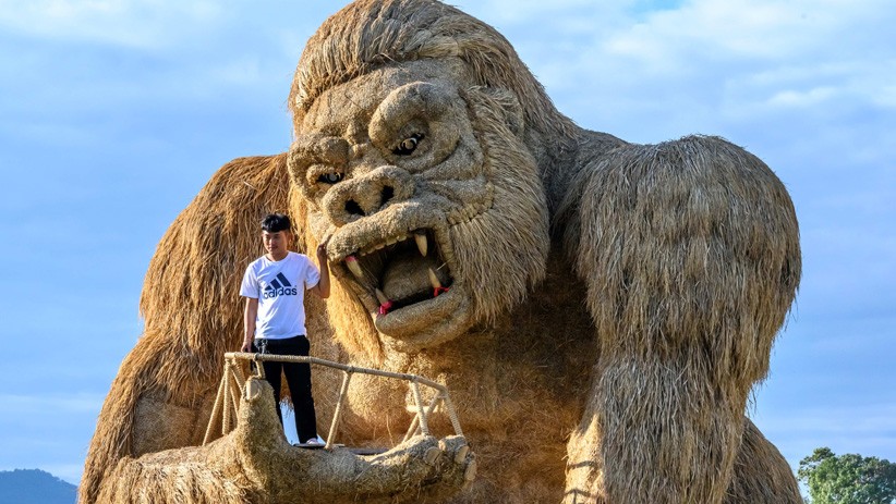 Penampakan Gorila Raksasa di Tepi Danau Chiang Mai Thailand - Bagian 2