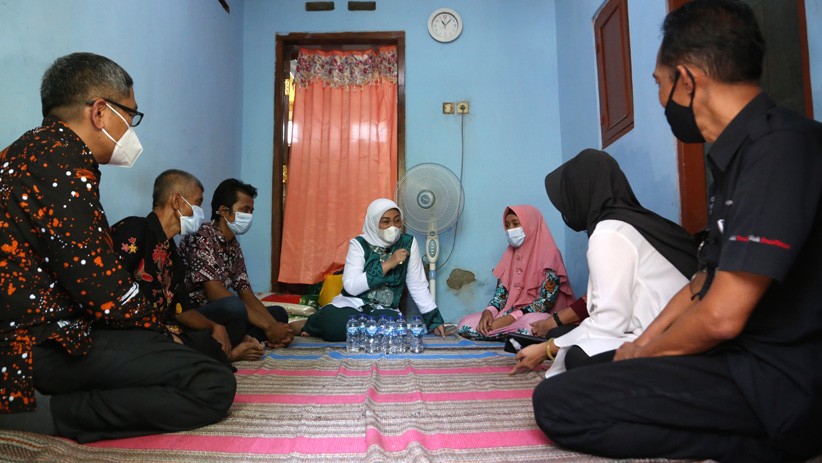 Menaker Ida Fauziyah Kunjungi Rumah Buruh Penerima BSU di Sidoarjo - Bagian 1