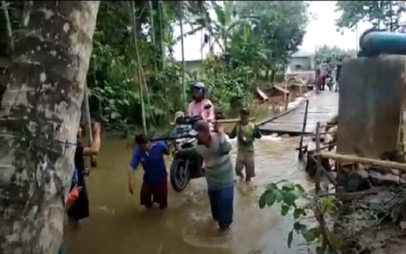 Warga Lebak Panggul Motor Seberangi Sungai Gegara Jembatan Tak Kunjung Jadi