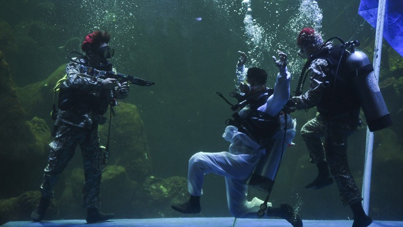 Peringati Hari Pahlawan, Para Penyelam Bertempur di Akuarium Sea World - Bagian 1